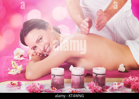 Woman Receiving Massage At Spa Banque D'Images