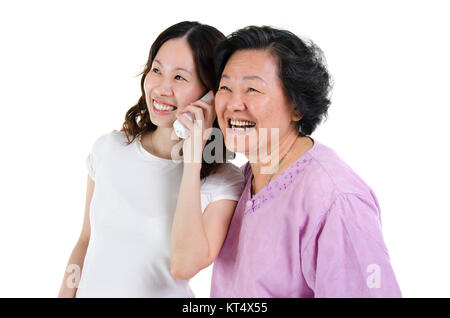 Mère et fille appelant sur le téléphone Banque D'Images