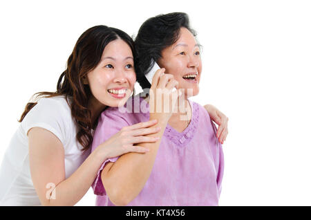 Mère et fille appelant sur le téléphone Banque D'Images