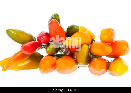Composition de coloré décoration peppers isolé sur fond blanc Banque D'Images