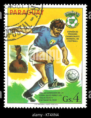 Paraguay - circa 1980 : timbres par le Portugal, la couleur edition sur thème de l'Espagne Coupe du Monde de Football 1988, joueur de football montre de l'équipe italienne Banque D'Images