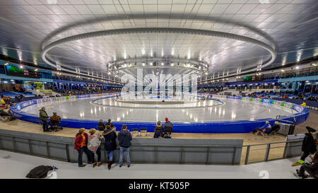 HEERENVEEN, Pays-Bas - le 9 décembre 2016 : les spectateurs dans le stade de glace à l'intérieur récemment rénové au cours du concours de patinage de vitesse. Banque D'Images