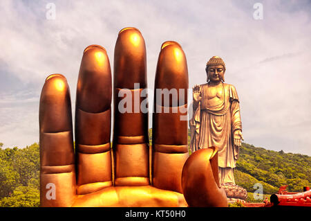 Les touristes chinois marche à travers le grand Bouddha Lingshan attraction panoramique à Wuxi dans la province de Jiangsu en Chine comme l'une des salles est en cours de rénovation. Banque D'Images