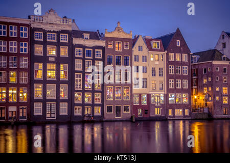 Vintage ancien traditionnel maisons de canal de couleur dans la nuit dans le site du patrimoine mondial de l'Unesco d'Amsterdam Banque D'Images