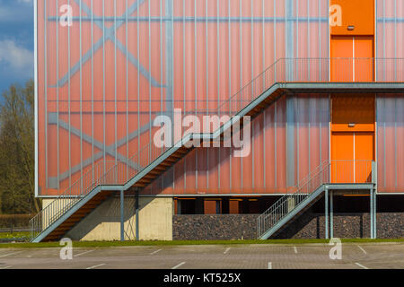 Bâtiment moderne avec façade échapper à une issue de secours à l'extérieur de l'échelle Banque D'Images