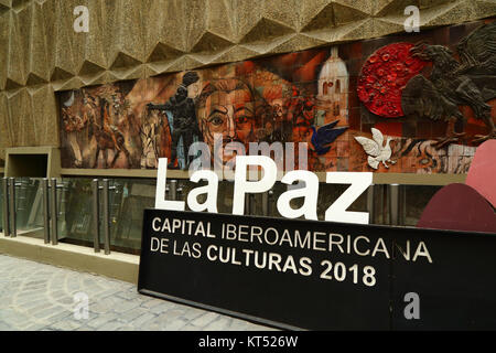 Peinture murale derrière Casa de Cultura et capitale de la Culture ibéro-américaine de 2018 signe, La Paz, Bolivie Banque D'Images