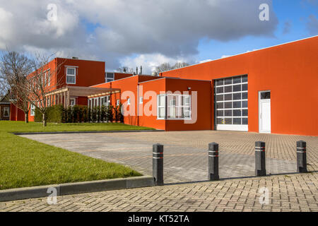 Bâtiment commercial moderne avec places de parking et zone de stockage Banque D'Images