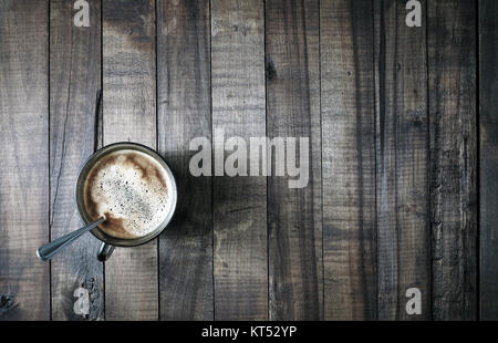 Tasse de café sur la surface en bois Banque D'Images