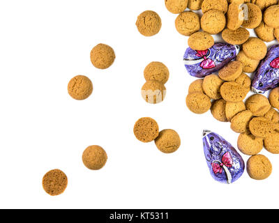 Paquet de biscuits Pepernoten dispersés et des souris en chocolat décoration Sinterklaas sur fond blanc pour les néerlandais sinterklaasfeest événement jour férié le déc Banque D'Images