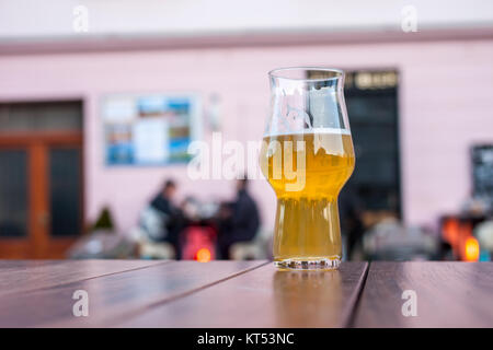 Verre de bière sur le bord de la table Banque D'Images