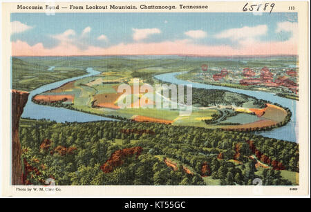 Cette photographie montre la vue de Moccasin Bend depuis Lookout Mountain, situé à Chattanooga, Tennessee. La région est connue pour sa beauté naturelle et son importance historique, avec la rivière Tennessee serpentant à travers la vallée. L'image met en valeur le paysage pittoresque et les montagnes environnantes. Banque D'Images