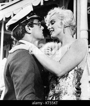 Monroe et Curtis ont joué dans le film de 1959 *Some Like It Hot*, un film de comédie classique connu pour ses performances emblématiques et sa place dans l'histoire du cinéma américain. Banque D'Images