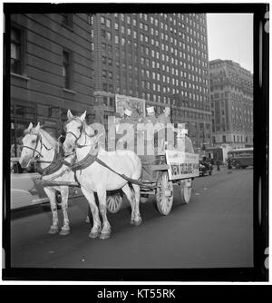 Portrait d'Art Hodes, Henry (Clay) Goodwin et Sandy Williams pris à Times Square, New York, en juillet 1947. L'image capture un moment de l'histoire du jazz américain pendant l'après-guerre. Banque D'Images