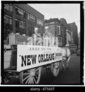 Cette photographie de 1947 capture les musiciens de jazz notables Art Hodes, Henry Clay Goodwin, Sandy Williams et Cecil Xavier Scott à Times Square, New York. Il représente un moment dans l'histoire du jazz au milieu du XXe siècle, mettant en valeur l'importance de la culture jazz dans les centres urbains. Banque D'Images