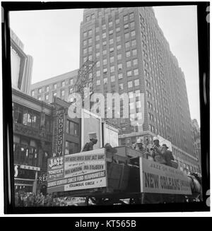 Cette photographie capture Art Hodes, Kaiser Marshall et Henry Clay Goodwin à Times Square, New York, en juillet 1947, mettant en lumière un moment de l'histoire culturelle américaine avec des musiciens de jazz de l'après-guerre. Banque D'Images