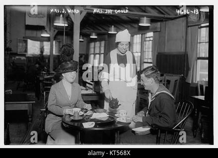 La photographie montre MRS J. Ward et MRS Jay Gould, des individus associés aux milieux sociaux et politiques américains à la fin du XIXe siècle et au début du XXe siècle. L'image reflète la société d'élite de l'époque. Banque D'Images