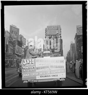 Ce portrait, pris à Times Square, New York, en juillet 1947, met en vedette des musiciens de jazz notables comme Art Hodes, Kaiser Marshall, Henry Clay Goodwin, Sandy Williams et Cecil Scott. La photographie capture un moment dans la scène jazz vibrante de l'Amérique d'après-guerre. Banque D'Images
