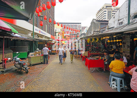 La vue quotidienne de la Chinatown à Kuala Lumpur, Malaisie, autour de Petaling street, une zone piétonne et commerçante avec des marchés de rue Banque D'Images