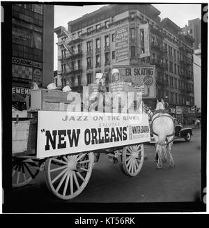 Ce portrait capture plusieurs musiciens de jazz notables — Art Hodes, Kaiser Marshall, Henry Clay Goodwin, Sandy Williams et Cecil Scott — à Times Square, New York, vers juillet 1947. Il met en lumière un moment clé de la scène jazz américaine au milieu du XXe siècle. Banque D'Images