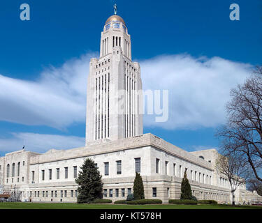 Le Capitole de l'État du Nebraska, situé à Lincoln, Nebraska, est un bâtiment gouvernemental important connu pour sa conception architecturale unique et son importance dans l'histoire politique de l'État. Banque D'Images