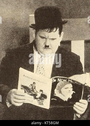 L'image capture Oliver Hardy, un comédien légendaire, lisant « le nouveau film ». Oliver Hardy est surtout connu pour ses performances dans le duo comique classique Laurel et Hardy, devenu emblématique du cinéma du début du XXe siècle. Banque D'Images