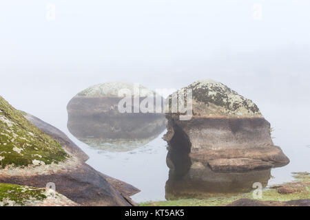 Brouillard sur un lac dans le parc naturel de l'Barruecos. L'Estrémadure. L'Espagne. Banque D'Images