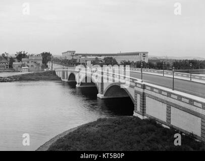 Le pont Anderson Memorial Bridge est un pont historique situé à Cambridge, Massachusetts. Il s'étend sur la rivière Charles et est important pour sa conception architecturale et son rôle historique dans la connexion de Cambridge à Boston. Banque D'Images