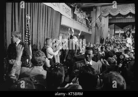 Le président Gerald Ford est vu saluant les partisans lors du premier débat présidentiel avec Jimmy carter à Philadelphie, en Pennsylvanie. L'événement a marqué un moment charnière dans la campagne présidentielle de 1976 entre les deux candidats. Banque D'Images