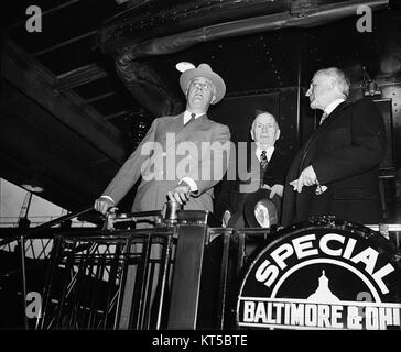 Cette image montre le président Franklin D. Roosevelt s'adressant à un groupe de banquiers au cours d'une période critique de l'histoire des États-Unis, probablement liée à ses efforts pour résoudre la crise bancaire pendant la Grande dépression. Banque D'Images