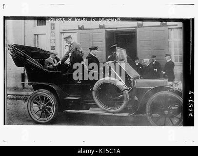 Cette photographie montre le prince de Galles en visite en Allemagne, capturé lors d'un événement historique important. L'image reflète l'importance de la visite et des relations diplomatiques entre le Royaume-Uni et l'Allemagne pendant cette période. Banque D'Images