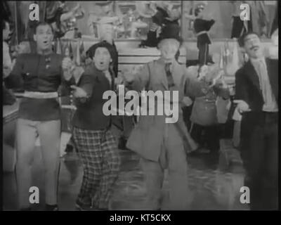 Ce titre fait référence au film 'Duck Soup' mettant en vedette les frères Marx, avec un accent particulier sur la scène ou le moment impliquant les quatre frères, connus pour leur style comique. Banque D'Images