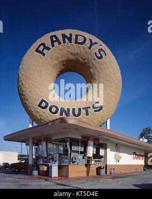 Randy's Donuts à Los Angeles, en Californie, est une célèbre boutique de beignes, connue pour son emblématique enseigne géante et sa variété de saveurs de beignes. Banque D'Images