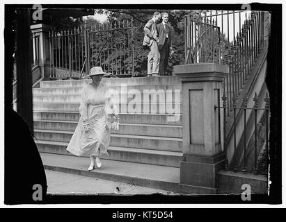 Jeanette Rankin, la première femme élue au Congrès américain, est photographiée en train de quitter la Maison Blanche. Elle était une représentante du Montana et est connue pour ses positions politiques fortes, en particulier son pacifisme et son plaidoyer pour les droits des femmes. Banque D'Images