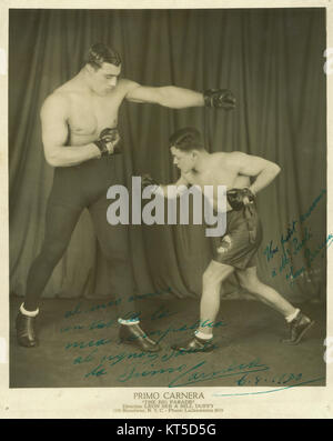 Cette photographie de 1930 montre Raoul Paoli et le légendaire boxeur Primo Carnera. Il capture un moment du monde du sport pendant l'ascension de Carneraâ€™dans la boxe professionnelle, mettant en avant la culture sportive de eraâ€™s. Banque D'Images