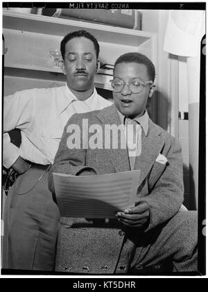 Ce portrait de Billy Strayhorn, compositeur et musicien de jazz américain de renom, en 1947, saisit son expression réfléchie. Strayhorn est connu pour ses collaborations avec Duke Ellington et ses contributions importantes à la musique jazz. Banque D'Images