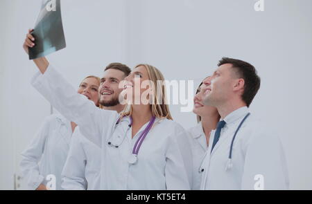 Équipe de professionnels de la santé travaillant au bureau médical. Banque D'Images