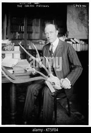 Roy Chapman Andrews 50488r fait référence à une photographie de Roy Chapman Andrews, un explorateur et paléontologue américain, connu pour ses expéditions en Asie centrale et la découverte de fossiles de dinosaures. Banque D'Images