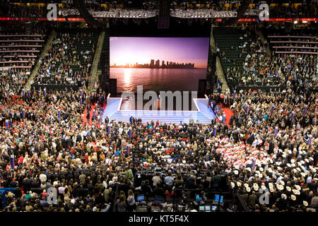 Rudy Giuliani, l'ancien candidat présidentiel républicain et maire de New York, à la tribune de l'Xcel Center, Saint Paul, Minnesota RCAC2010719271 Banque D'Images