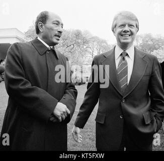 L'image de Sadate et carter 2 capture un moment historique des négociations de paix entre le président égyptien Anwar Sadate et le président américain Jimmy carter. Les négociations, tenues à la fin des années 1970, ont conduit aux accords de Camp David. Banque D'Images