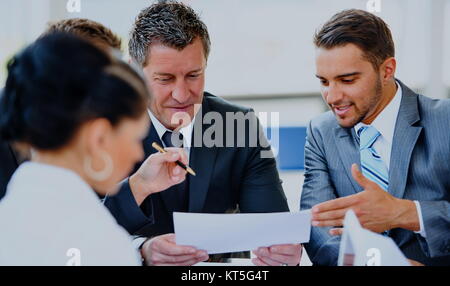 Partenaires d'affaires des débats sur les documents et d'idées à la réunion Banque D'Images