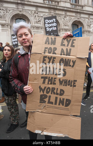 Ne pas bloquer les manifestants Syrie Bombe Whitehall en signe de protestation. Une femme est titulaire d'une affiche 'œil pour œil rend le monde entier aveugle". Banque D'Images