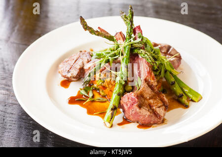 Sucettes d'agneau avec riz frit indonésien et l'asperge, le rassemblement, le Ballard Inn and Restaurant, Ballard, Santa Ynez Valley, Californie Banque D'Images