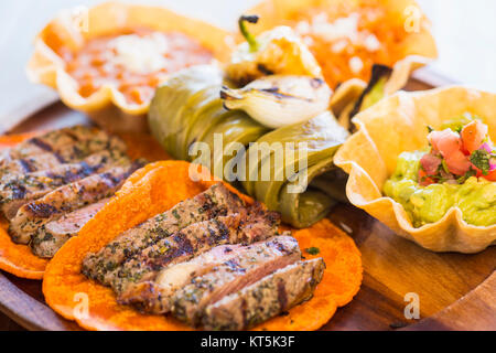 Le faux-tacos de haricots, de riz et de guacamole, Santo Mezcal, Santa Barbara, Californie Banque D'Images