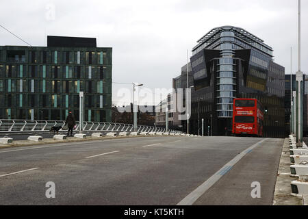 Berlin, Allemagne - 06 Décembre, 2017 : red bus City Tours pour traverse le pont maréchal dans le quartier du gouvernement sur Décembre 06, 2017 à Berlin. Banque D'Images