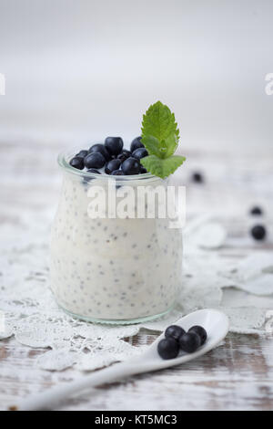 Petit-déjeuner sain ou collation du matin avec chia seeds pouding à la vanille et bleuet. La nourriture végétarienne, concept de l'alimentation et de la santé Banque D'Images