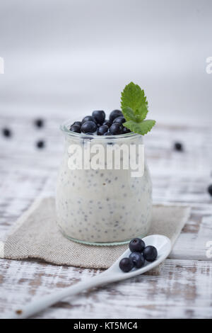 Petit-déjeuner sain ou collation du matin avec chia seeds pouding à la vanille et bleuet. La nourriture végétarienne, concept de l'alimentation et de la santé Banque D'Images