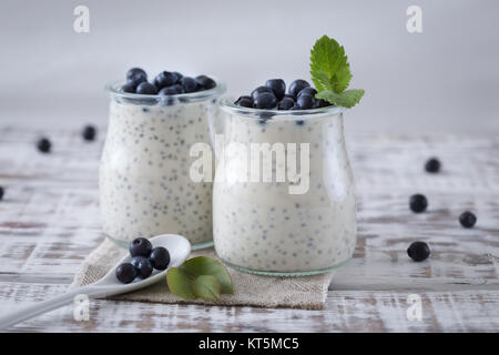 Petit-déjeuner sain ou collation du matin avec chia seeds pouding à la vanille et bleuet. La nourriture végétarienne, concept de l'alimentation et de la santé Banque D'Images