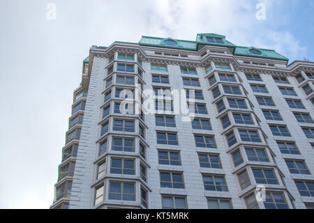 Condo moderne avec d'immenses fenêtres des bâtiments et d'un balcon à Montréal, Canada. Banque D'Images