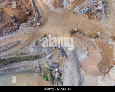 Carrière minière avec l'équipement spécial, l'excavation à ciel ouvert. Mine de sable. Vue de dessus. Banque D'Images