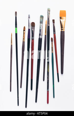 Vue rapprochée de différents pinceaux professionnels isolated on white Banque D'Images